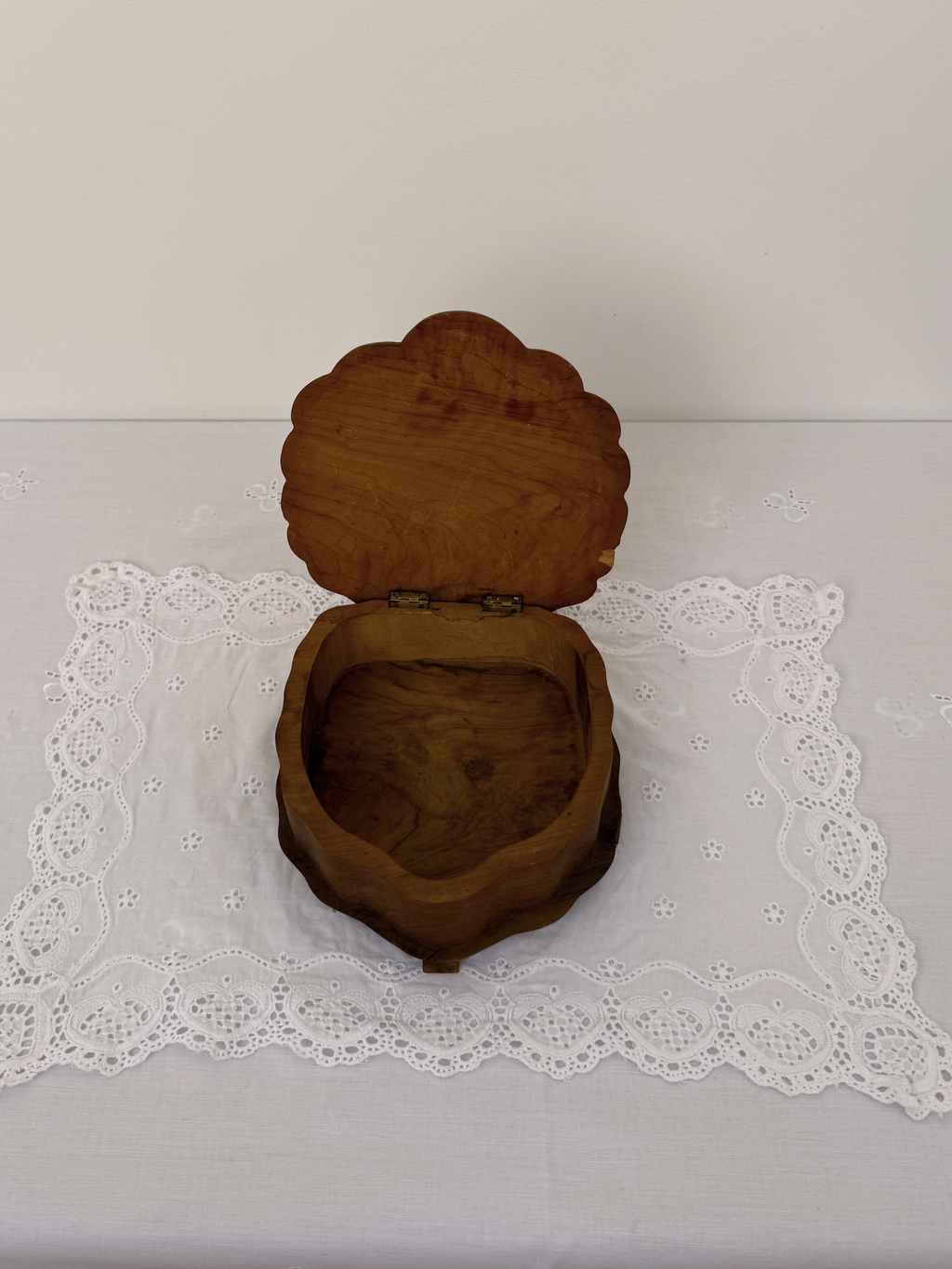 Big Scallop Box Olive Wood