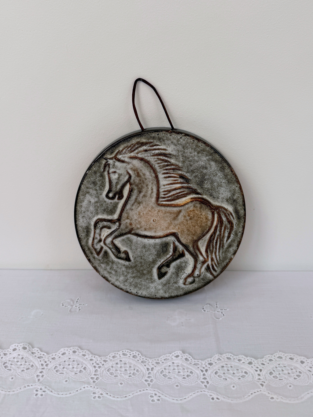 VINTAGE CERAMIC HORSE WALL PLAQUE