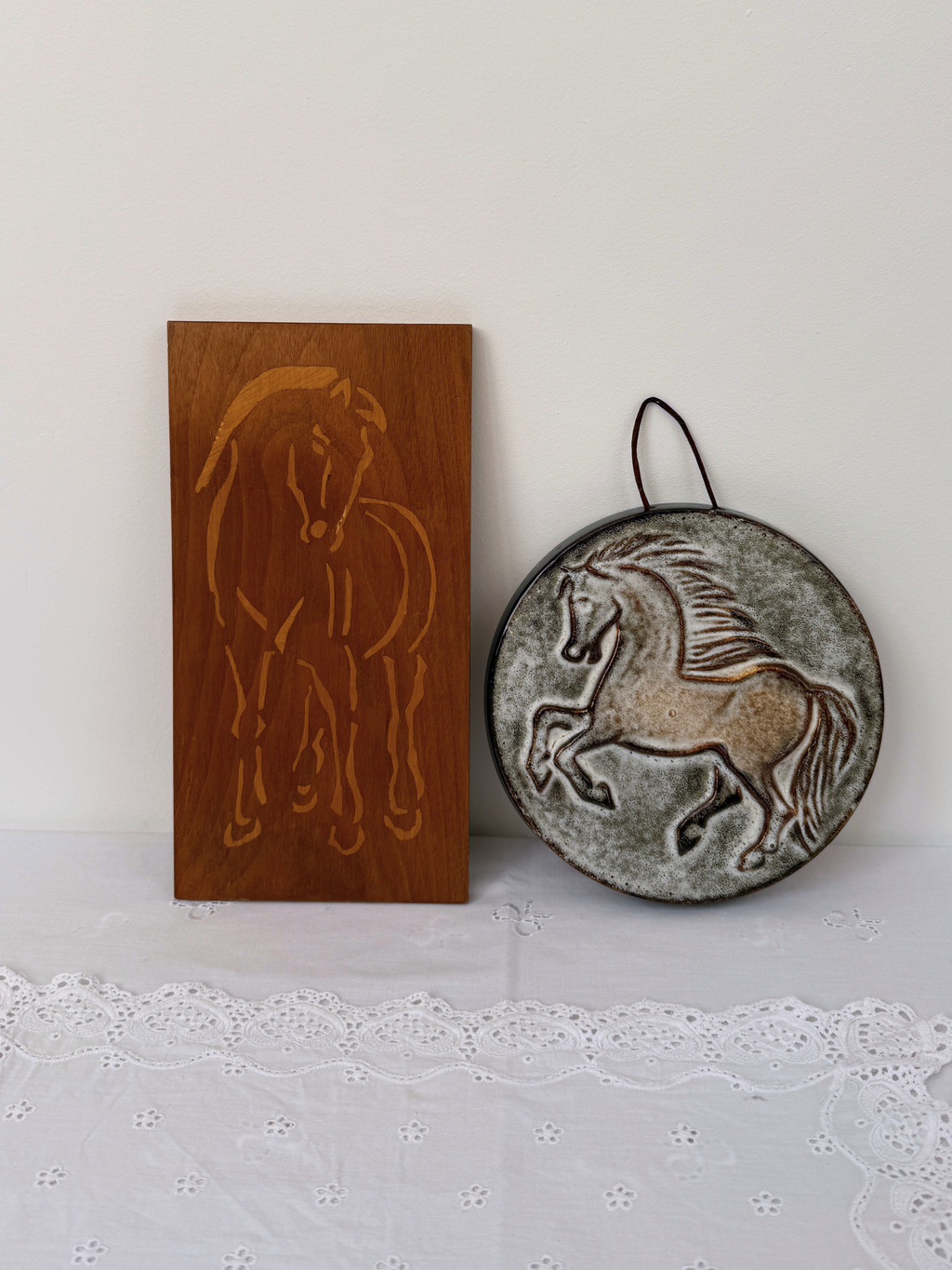 VINTAGE CERAMIC HORSE WALL PLAQUE