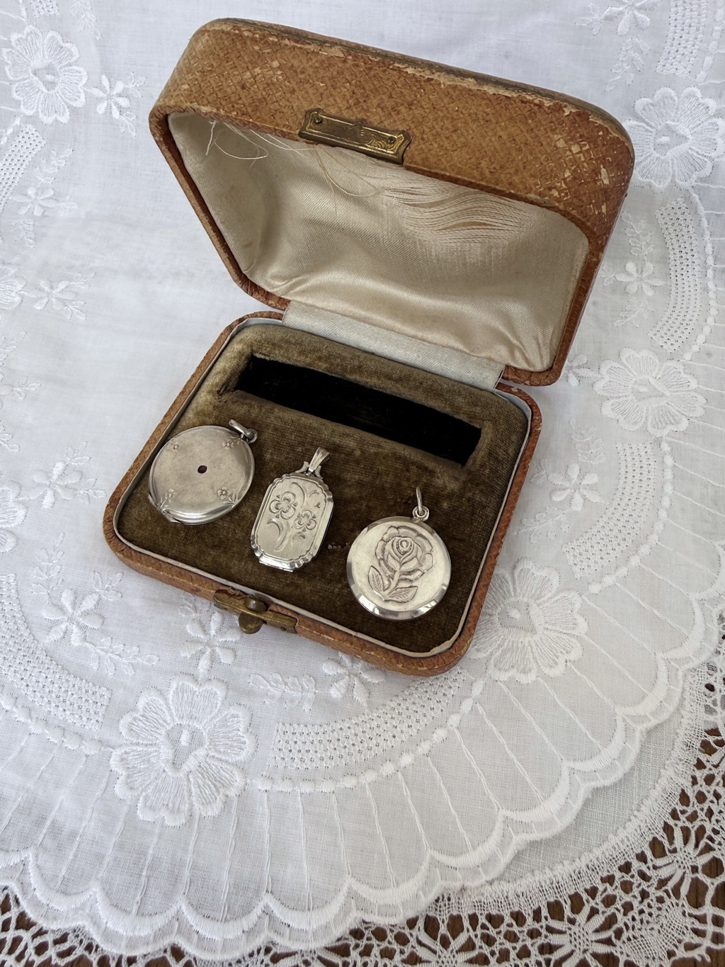 Locket Charm Sliding Rose Vintage Silver – holaamorestudios