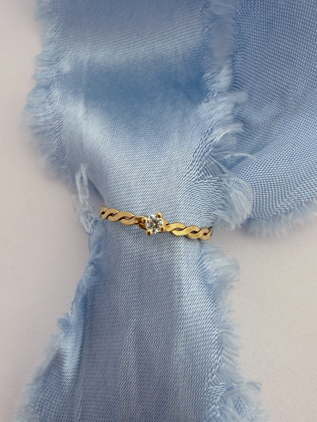 Mini Solitaire Ring Vintage Gold