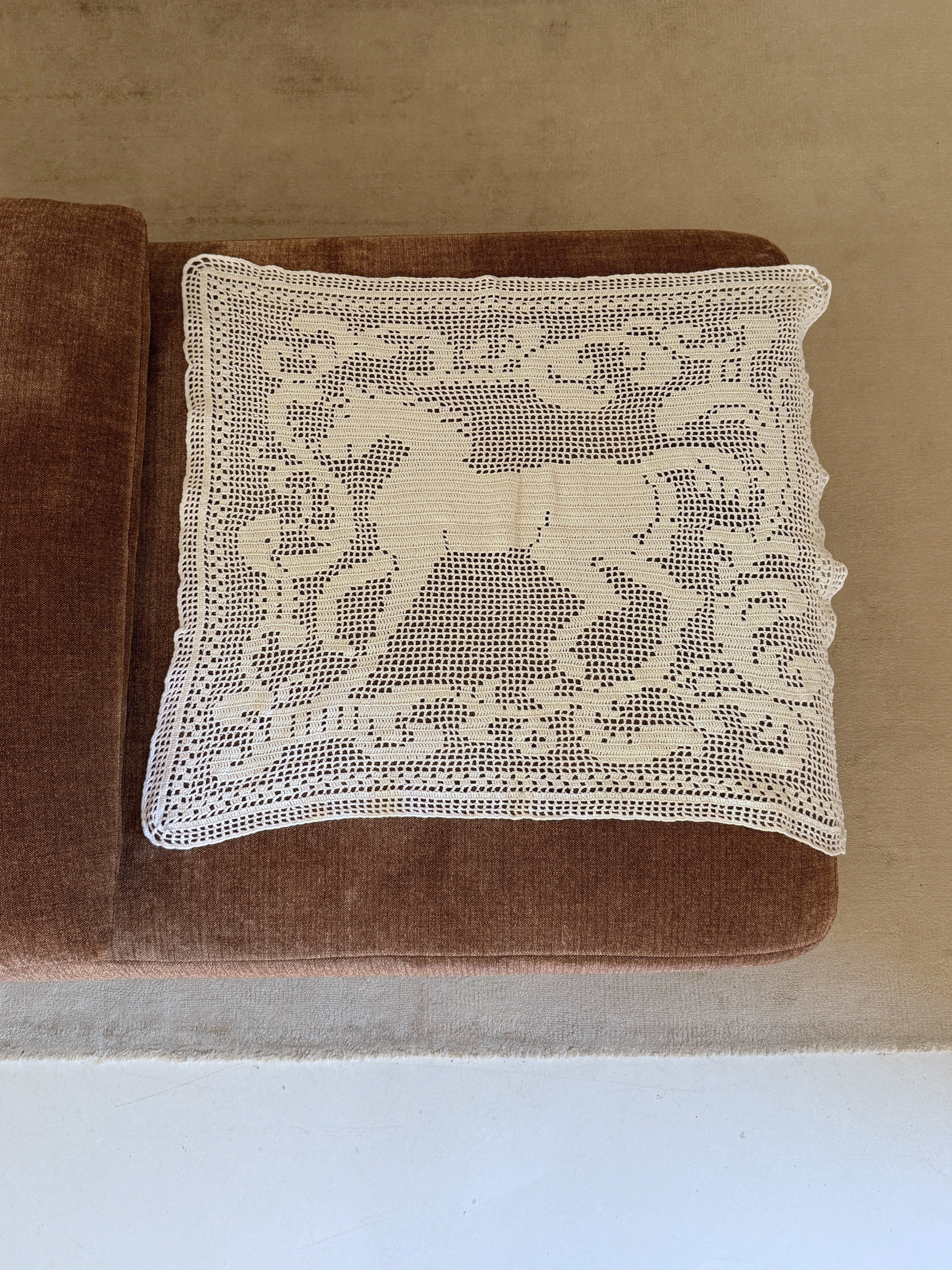 VINTAGE CROCHET HORSE DOILY