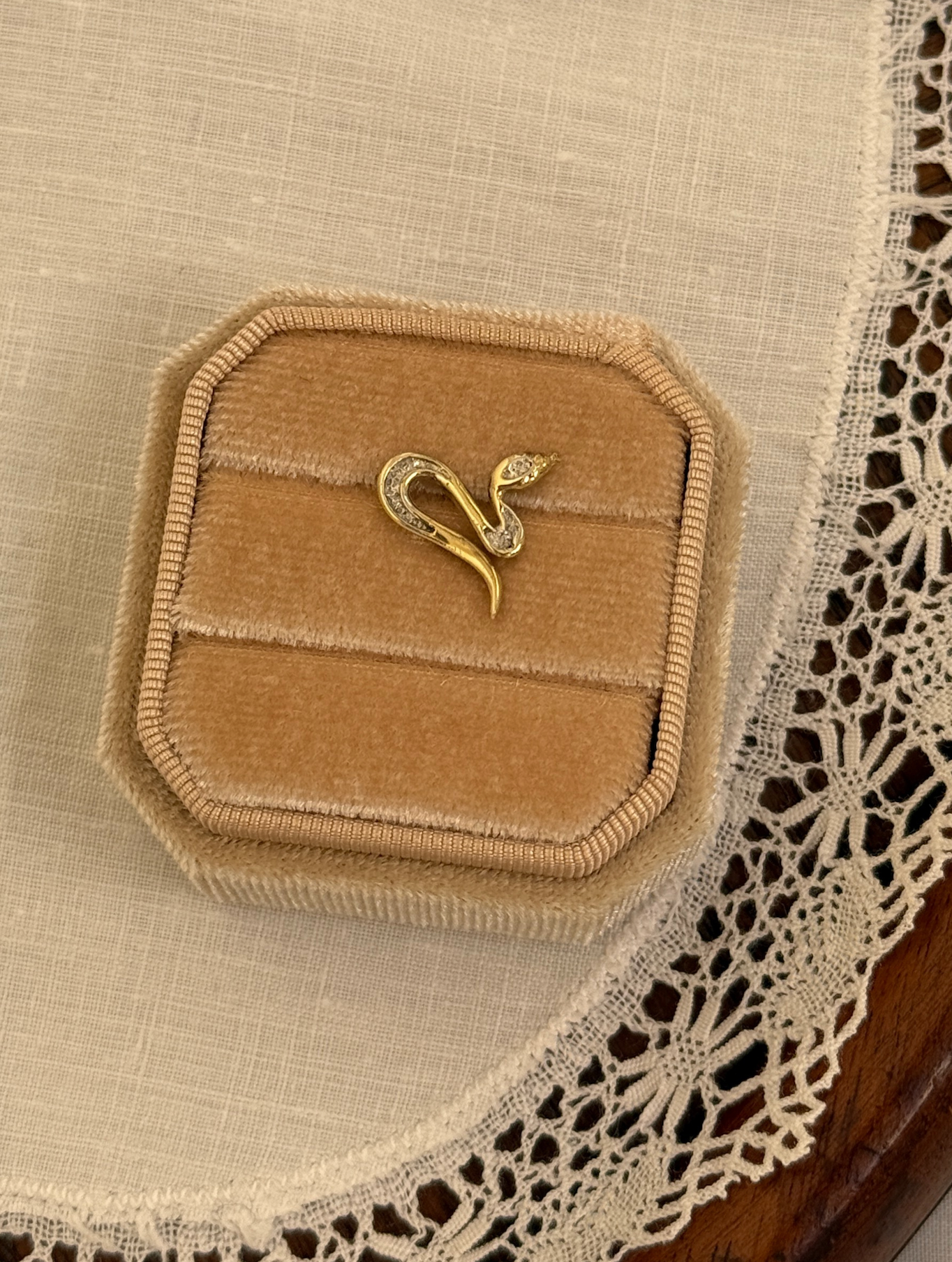 Glitter Snake Stud Vintage Gold