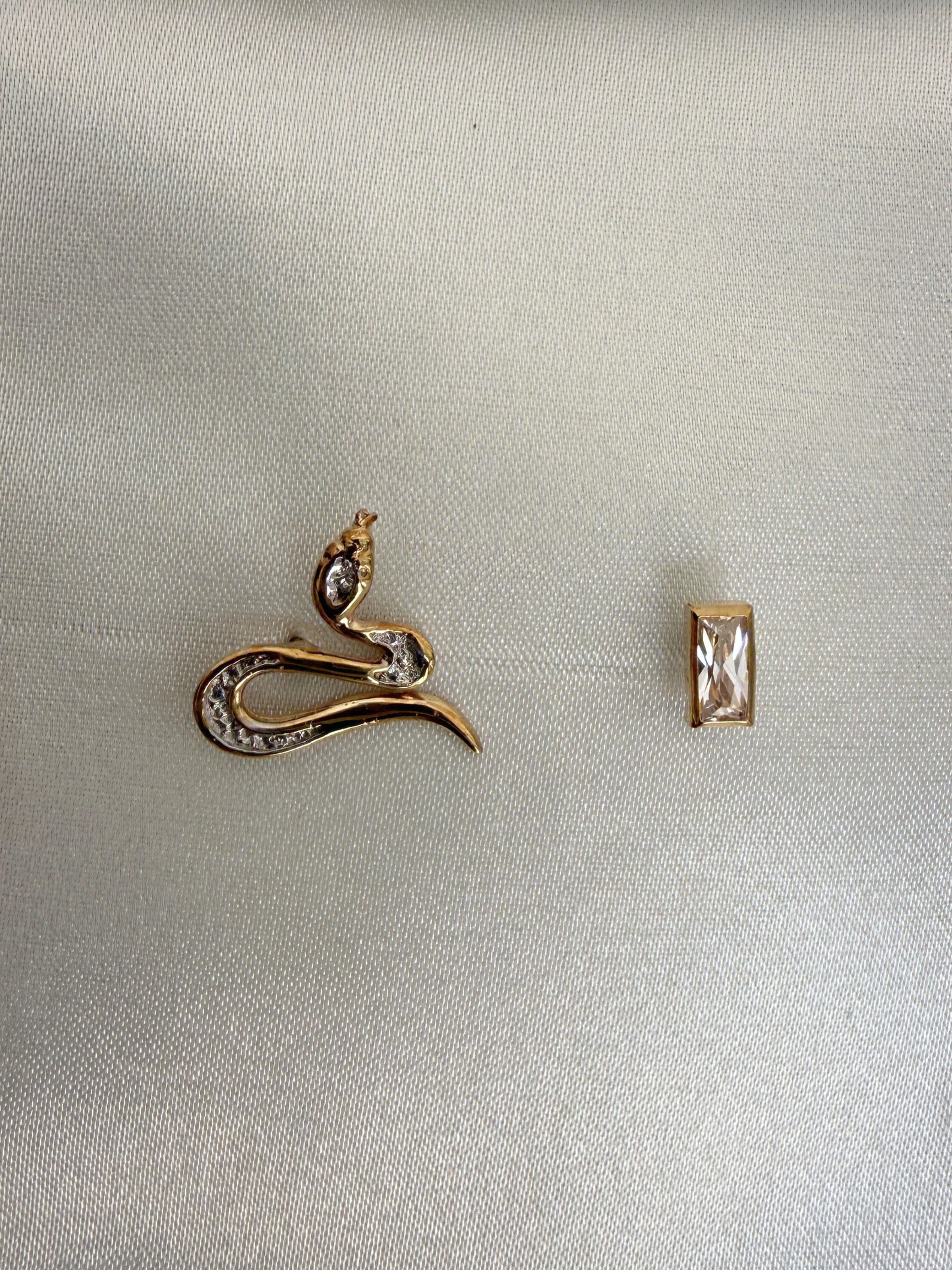 Glitter Snake Stud Vintage Gold